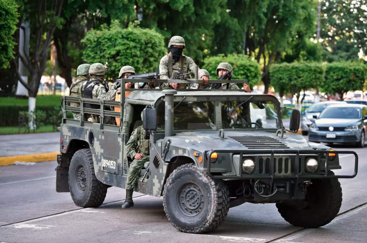 Soldados patrullan en Culiacán,