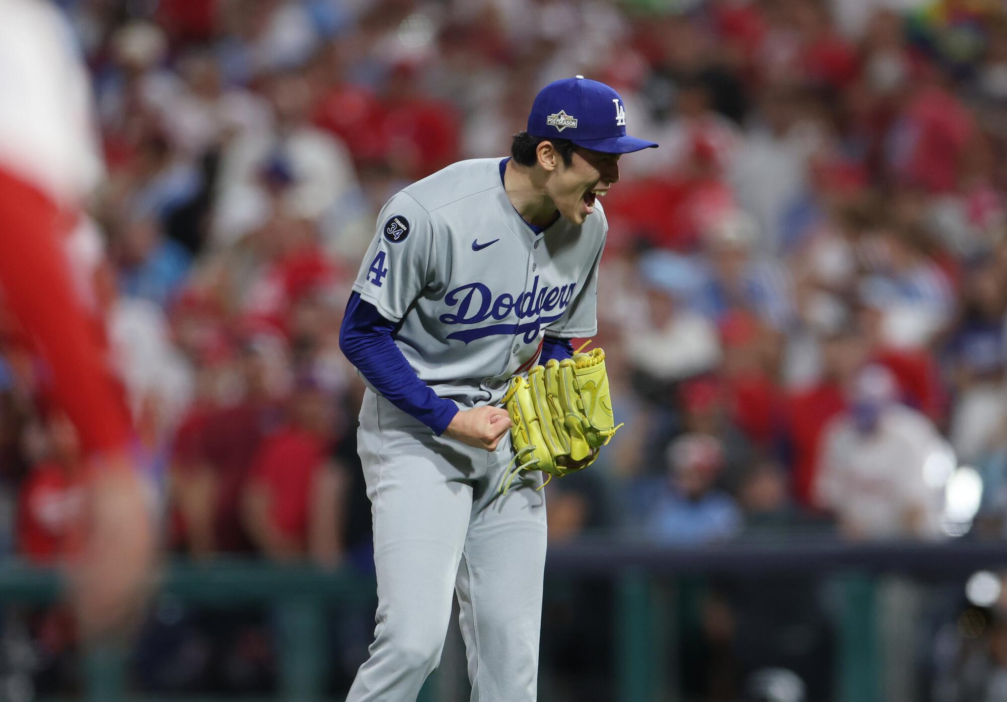 El lanzador de los Dodgers, Roki Sasaki, celebra después de la final de la victoria 5-3 sobre los Filis el sábado.