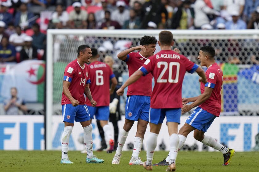 Los jugadores de Costa Rica celebran al final del partido que le ganaron a Japón 1-0 por el Grupo E de la Copa del Mundo en el Estadio Ahmad Bin Ali en Al Rayán, Qatar, el domingo 27 de noviembre de 2022. (Foto AP/Darko Bandic)