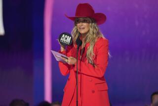 Lainey Wilson acepta el premio al artista del año durante la 59a edición anual de los Premios de la Academia de Música Country el jueves 16 de mayo de 2024 en el Ford Center en Frisco, Texas. (Foto AP/Chris Pizzello)