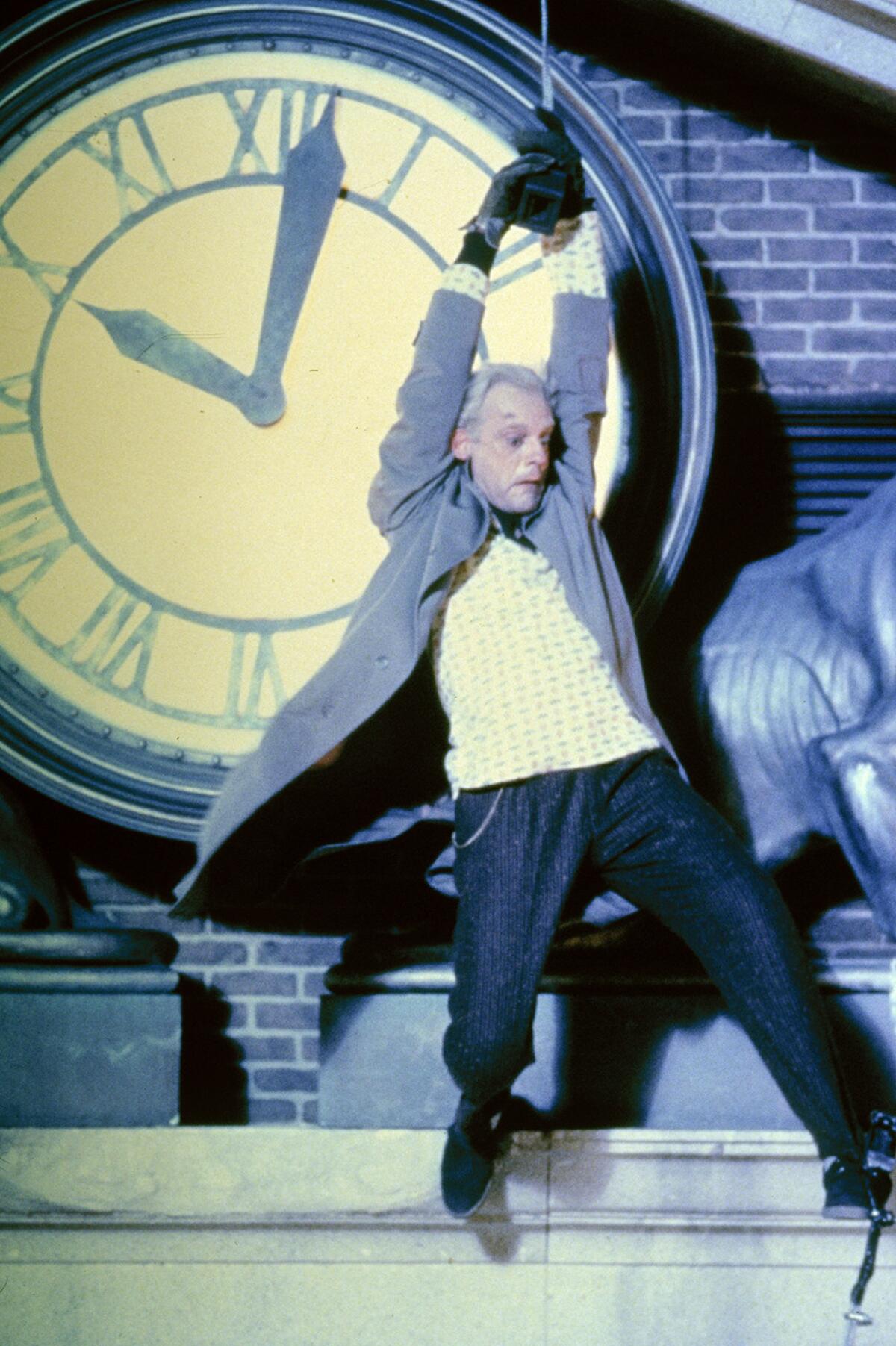 Christopher Lloyd en el papel del doctor Emmett Brown, en una escena de la película de 1985 "Volver al futuro". Una función por el 30 aniversario de "Volver al futuro" se realizó en el Hollywood Bowl el martes 30 de junio de 2015, en Los Angeles. (Foto Universal Pictures via AP)