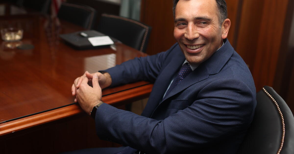 Yolsuzluk 'ihanete benziyor'. ABD Avukatını motive eden şey nedir? E. Martin Estrada kötü adamların peşine düşecek