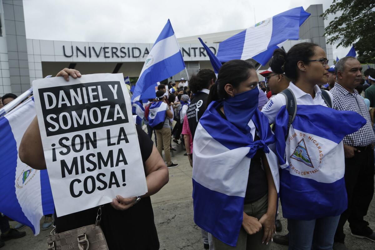 ARCHIVO - Manifestantes protestan fuera de la jesuita Universidad Centroamericana de Nicaragua