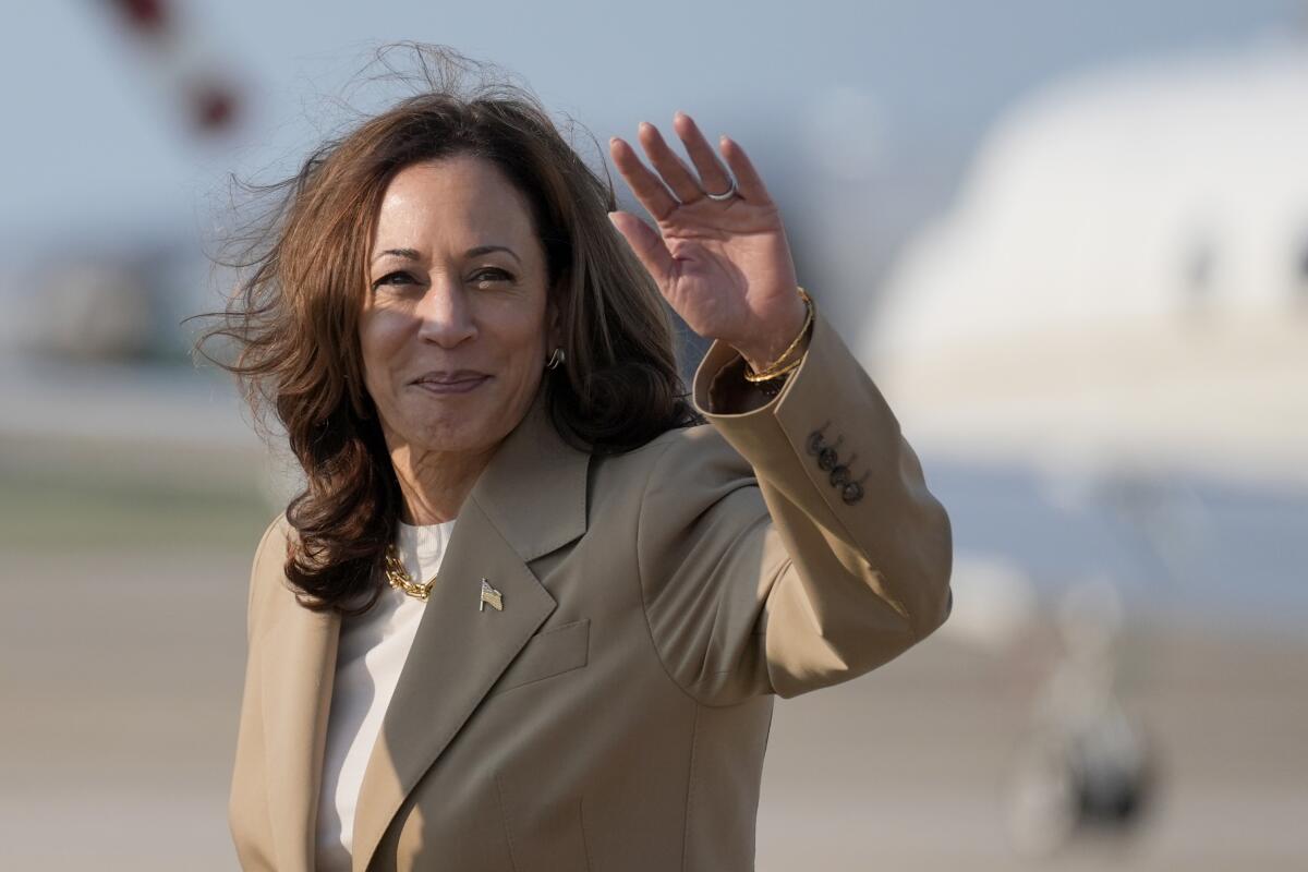La vicepresidenta Kamala Harris saluda a su llegada a la base aérea de Andrews, en Maryland, 