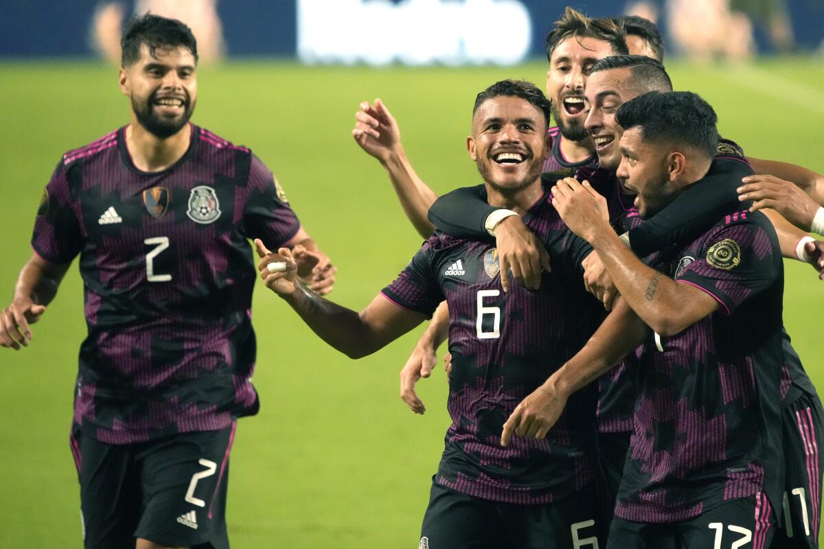 Jonathan dos Santos (6), de la selección de México, celebra tras anotar ante Honduras en los cuartos de final de la Copa de Oro, el sábado 24 de julio de 2021, en Glendale, Arizona (AP Foto/Rick Scuteri)