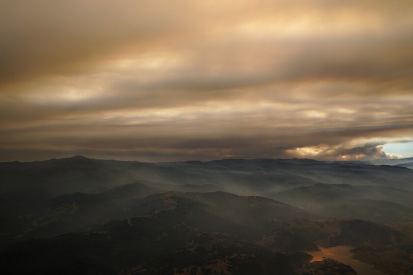 Vista aérea de un incendio forestal en el Silicon Valley de California.