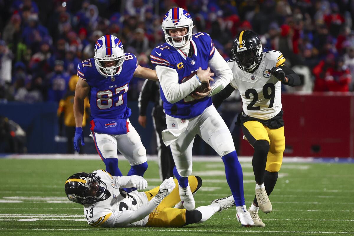 Bills quarterback Josh Allen (17) breaks free from Steelers safety Damontae Kazee (23) to run 52 yards for a touchdown.