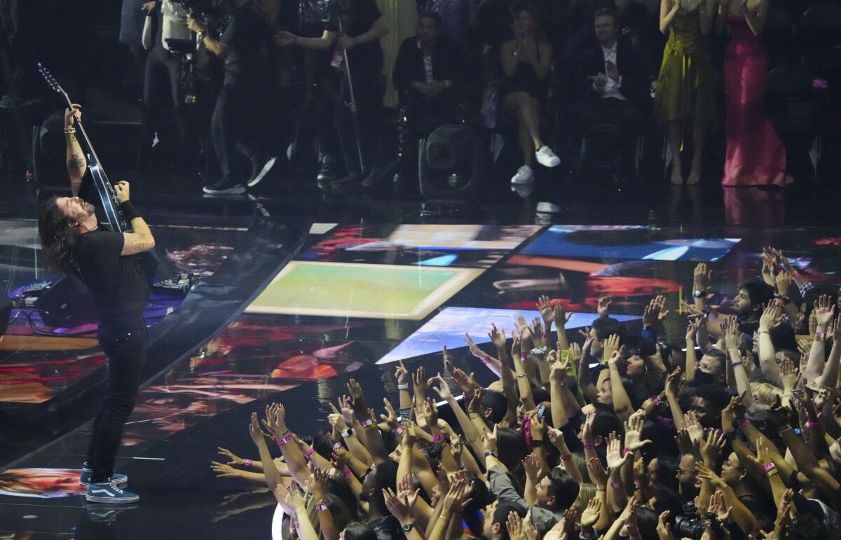 Dave Grohl of the Foo Fighters performs at the MTV Video Music Awards at Barclays Center 