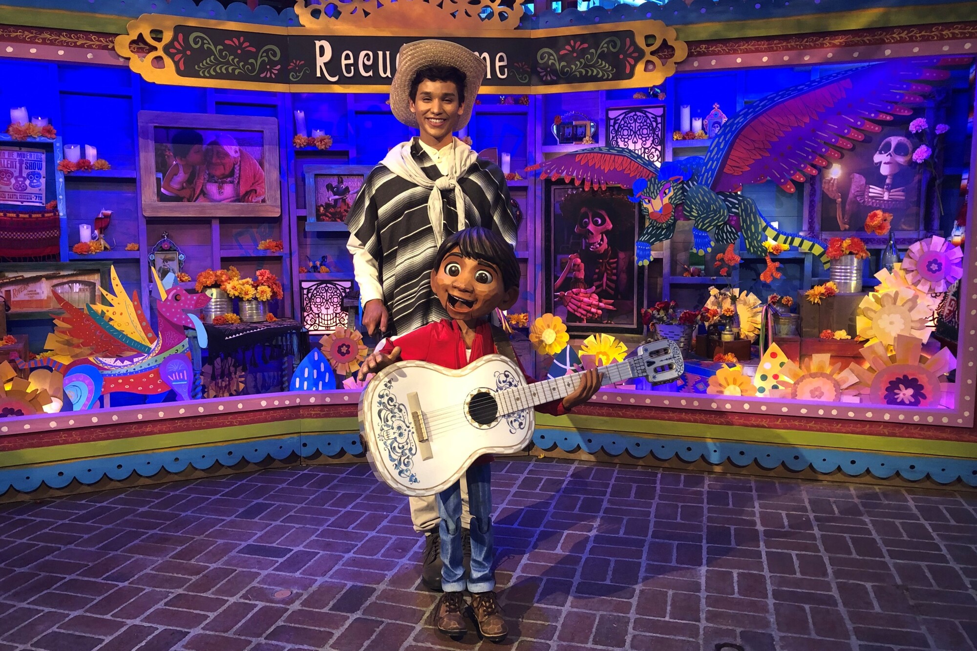 Miguel, el simpático personaje de la cinta "Coco", espera a los visitantes de "La plaza de la familia" en esta temporada 