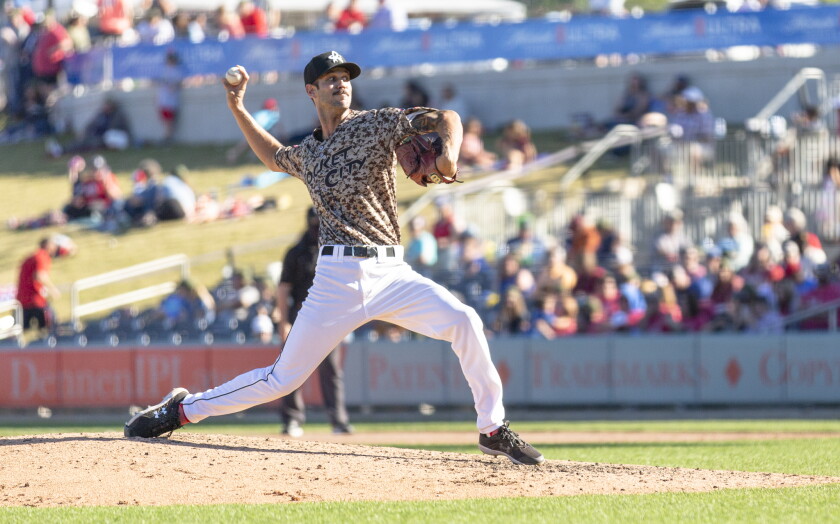 Kieran Lovegrove, de los Trash Pandas de Rocket City, lanza contra los Barons de Birmingham el 30 de mayo.