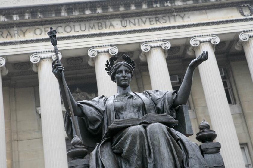 La estatua que adorna los escalones frente a la Universidad de Columbia en la ciudad de Nueva York, el 10 de octubre de 2007. (Foto AP/Diane Bondareff)