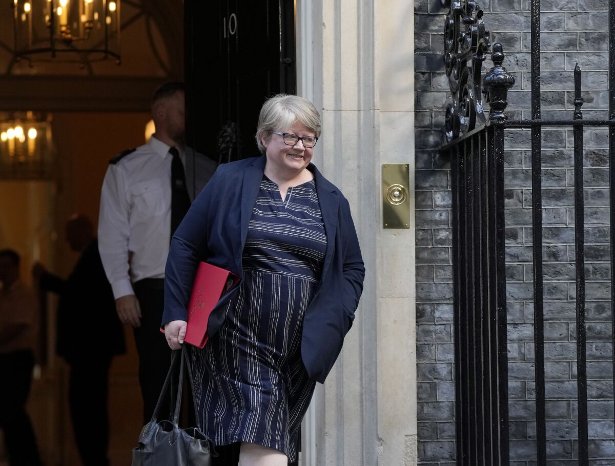 Therese Coffey, nueva secretaria de Salud británica, sale de la residencia oficial de la ministra británica