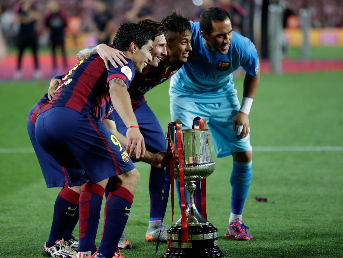 El tridente ofensivo del Barcelona posando para la foto junto al arquero chileno Claudio Bravo.