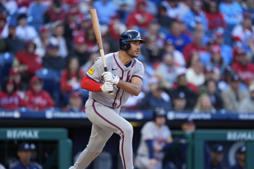 Matt Olson, de los Bravos de Atlanta, sigue con la mirada después de conectar un doble productor de tres carreras frente al abridor de los Filis de Filadelfia Connor Brogdon durante la octava entrada del juego inaugural de béisbol, el viernes 29 de marzo de 2024, en Filadelfia. (AP Foto/Matt Slocum)