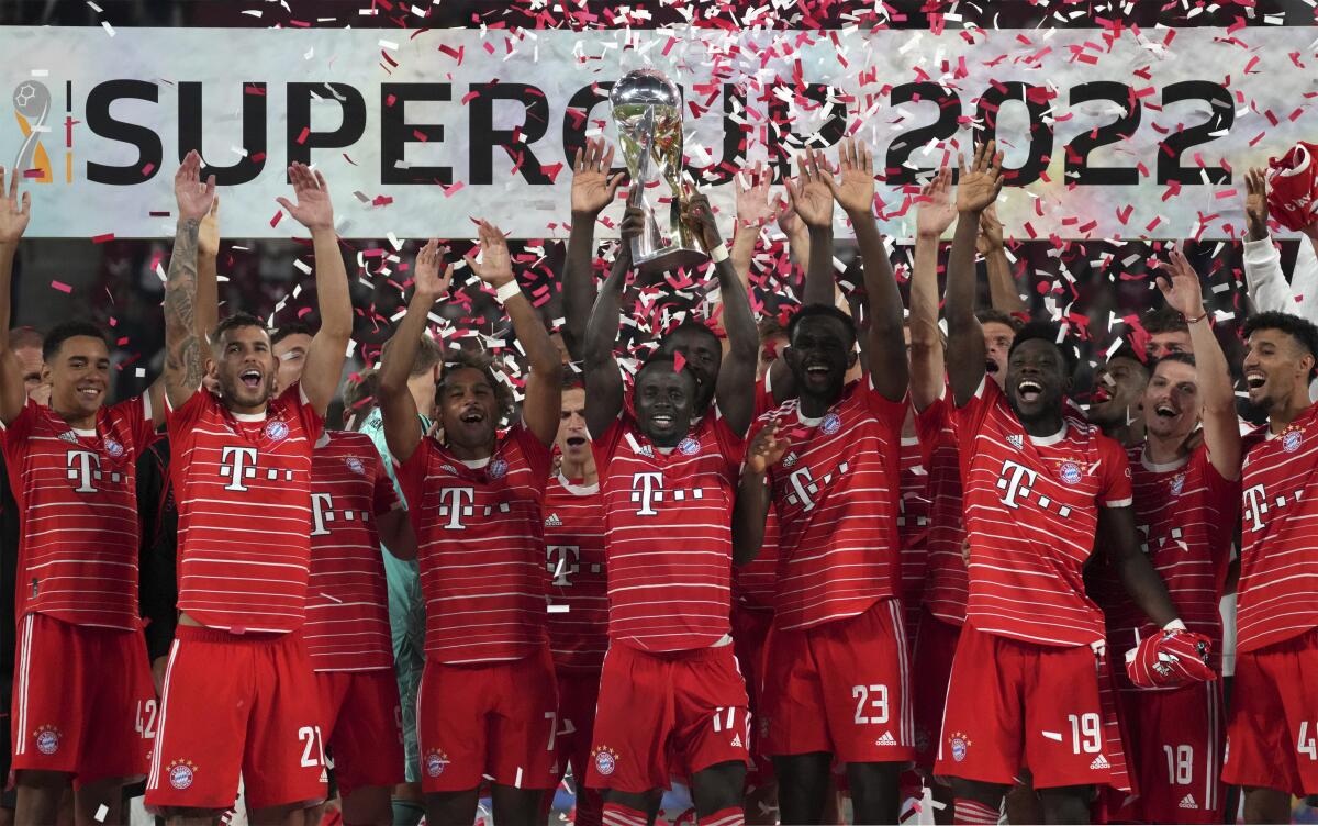 Sadio Mané, del Bayern Múnich, levanta la Supercopa tras la victoria sobre el Leipzig, 