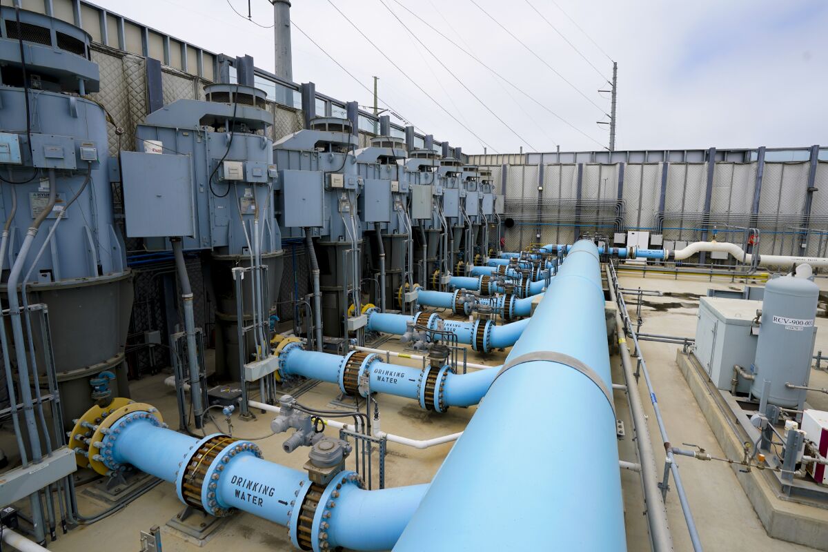 7 de junio de 2022 en la planta desalinizadora de Carlsbad, grandes tuberías bombean agua potable a 16 kilómetros al este.
