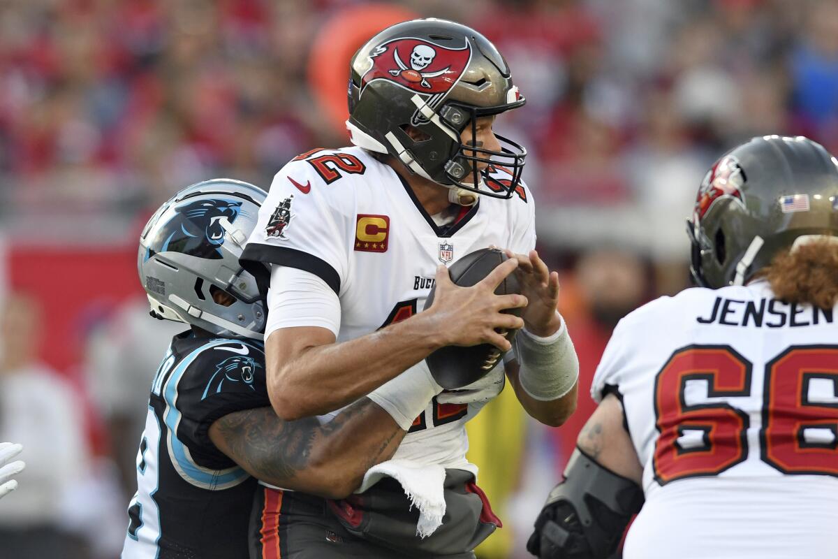 El quarterback de los Buccaneers de Tampa Bay Tom Brady es capturado por el defensive back de los Panthers.
