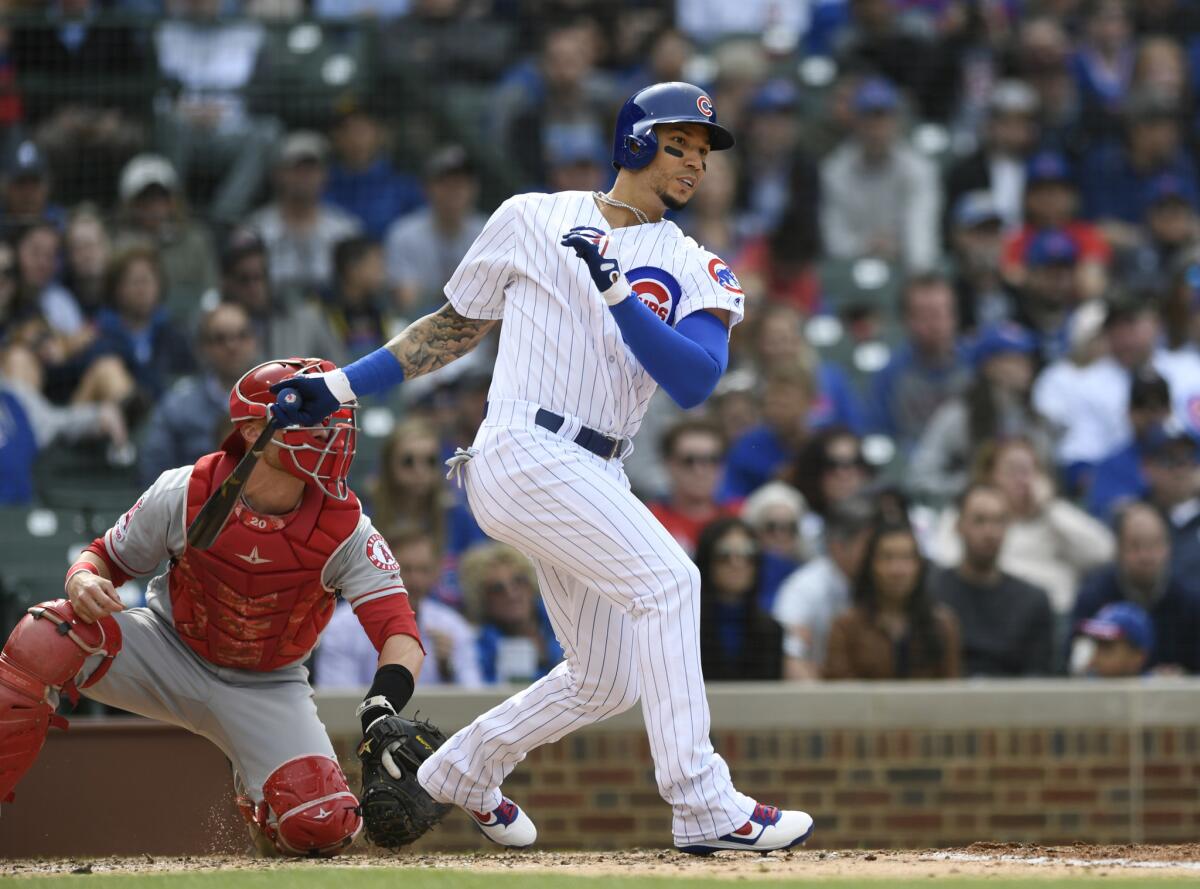 El jugador de los Cachorros de Chicago, el venezolano Carlos GonzÃ¡lez, observa su sencillo durante el cuarto inning de un juego de bÃ©isbol contra los Angels.