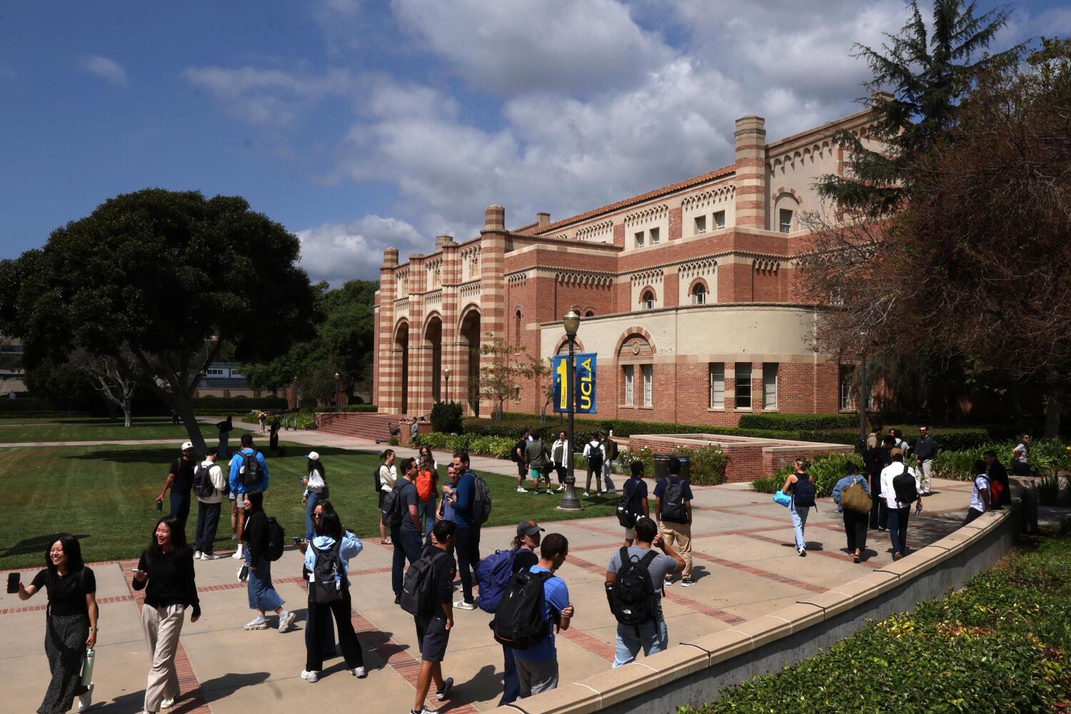 WESTWOOD, CA - SEPTEMBER 10, 2025 -- UCLA Anderson Full-Time MBA Advantage students gather on the UCLA campus in Westwood on September 10, 2025. (Genaro Molina/Los Angeles Times)