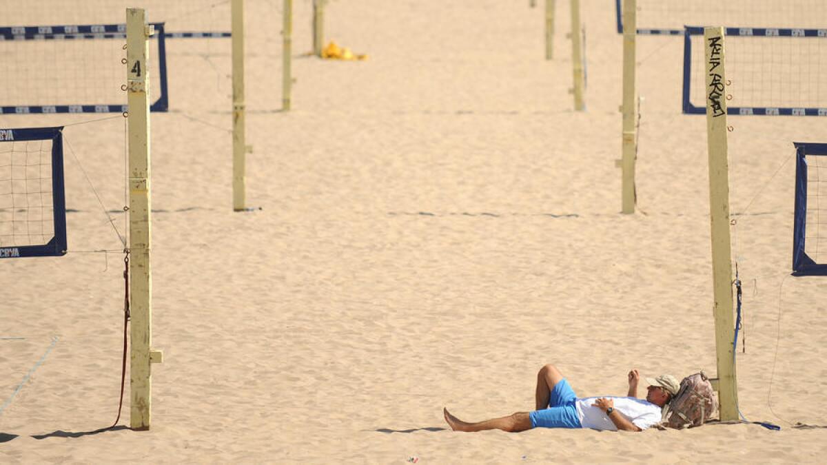 Frank Kaiser de Lawndale se relaja entre las canchas de voleibol en Manhattan Beach el 28 de agosto.