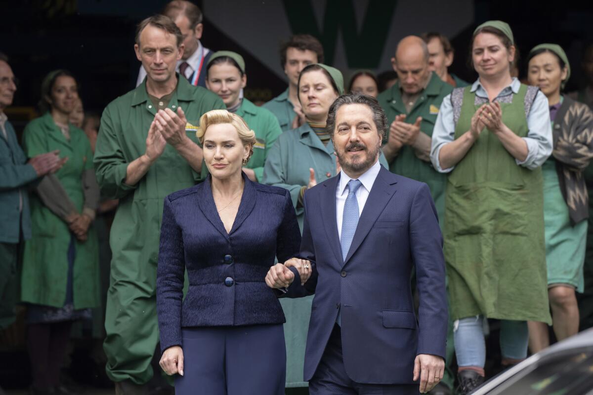 Kate Winslet, izquierda, y Guillaume Gallienne en una escena de "The Regime".