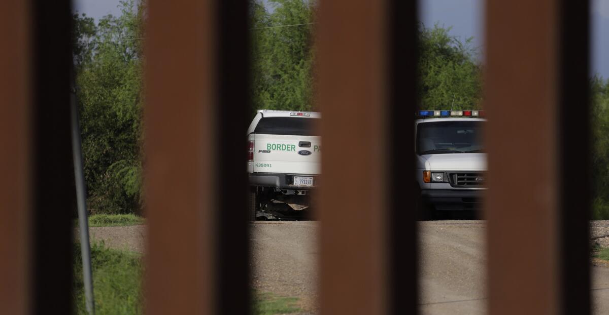 En esta imagen de archivo del martes 15 de septiembre de 2015, agentes del Servicio de Inmigración y Control de Aduanas (ICE por sus siglas en inglés) patrullan la frontera con méxico en Hidalgo, Texas.