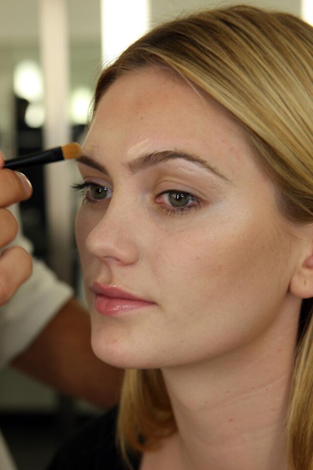 Step 3: Use the same concealer to draw a line above the inner eyebrow for lightening.