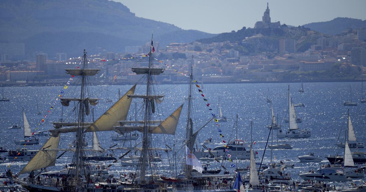 Après la cérémonie d’accueil dans le port de Marseille, la tournée de la flamme olympique à travers la France commence