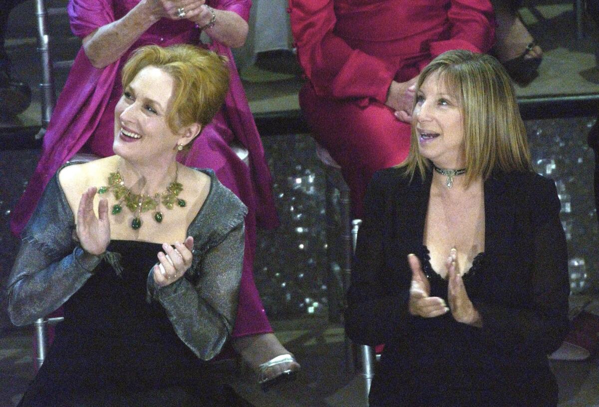 En esta foto de archivo del 23 de marzo del 2003, las actrices Meryl Streep, a la izquierda, y Barbra Streisand aplauden en el escenario durante una reunión de ganadores pasados de Oscar durante la 75ta entrega de los Premios de la Academia en Los Angeles. Streisand dijo al programa "Hardball” de MSNBC el lunes que estaba completamente de acuerdo con las críticas de Streep al presidente electo Donald Trump durante la ceremonia de los Globos de Oro el domingo 8 de enero del 2017.