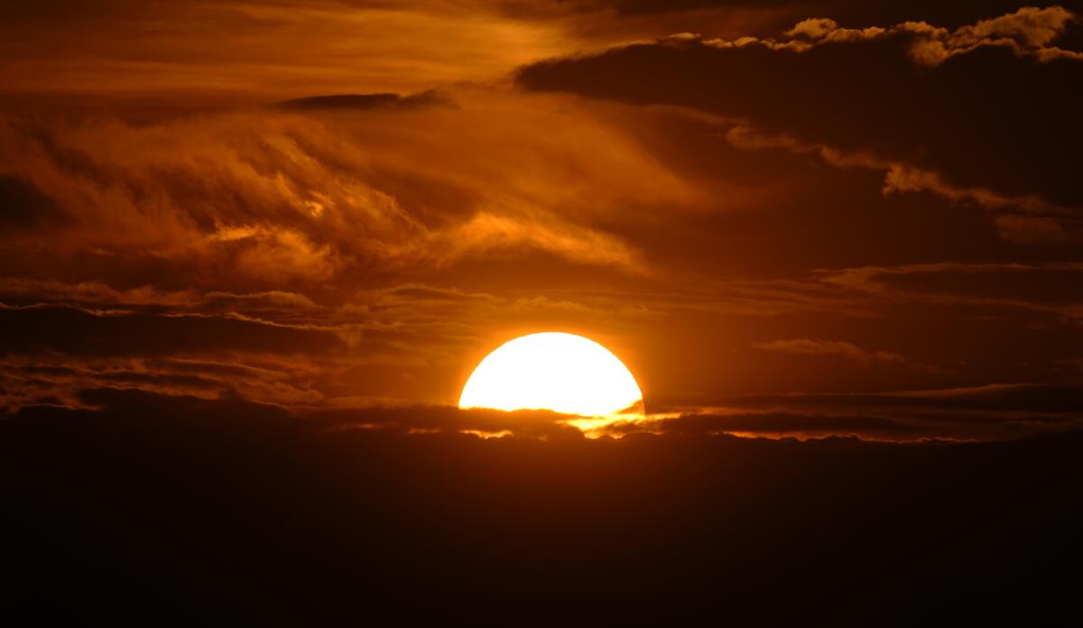 El sol del atardecer ilumina las nubes sobre las Montañas Rocosas tras el tercer día consecutivo 