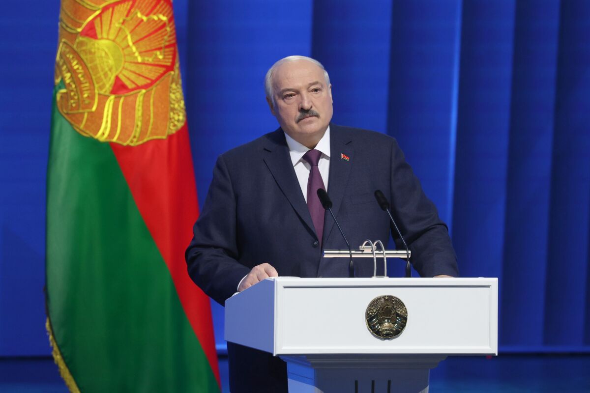 En esta foto proporcionada por el Servicio de Prensa de la Presidencia de Bielorrusia, el presidente bielorruso, Alexander Lukashenko, pronuncia un discurso sobre el estado de la nación el viernes 31 de marzo de 2023 en Minsk, Bielorrusia. (Servicio de Prensa de la Presidencia de Bielorrusia vía AP)