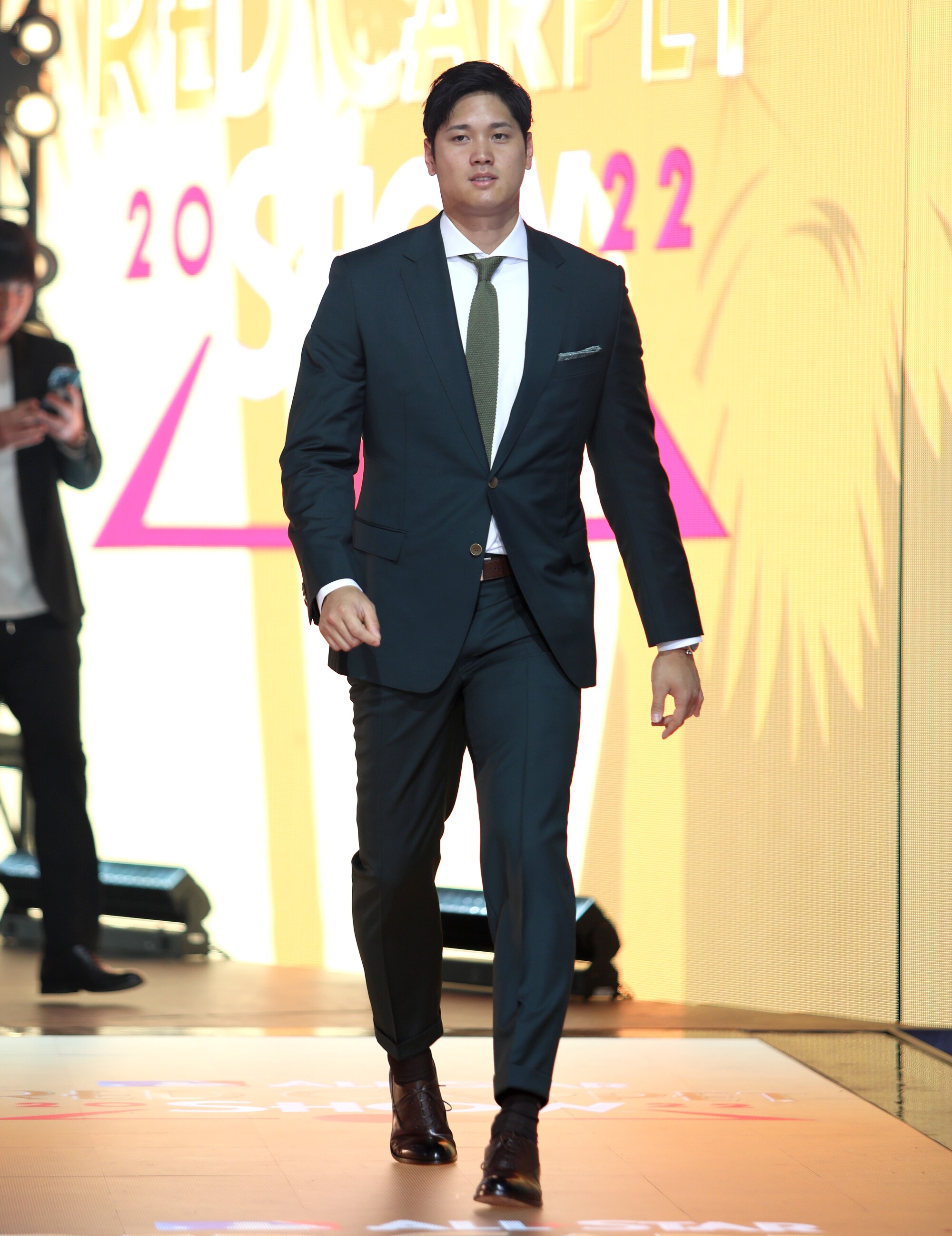 Shohei Ohtani, la vedette bidirectionnelle des anges, arrive au salon du tapis rouge du match des étoiles de la MLB 2022.