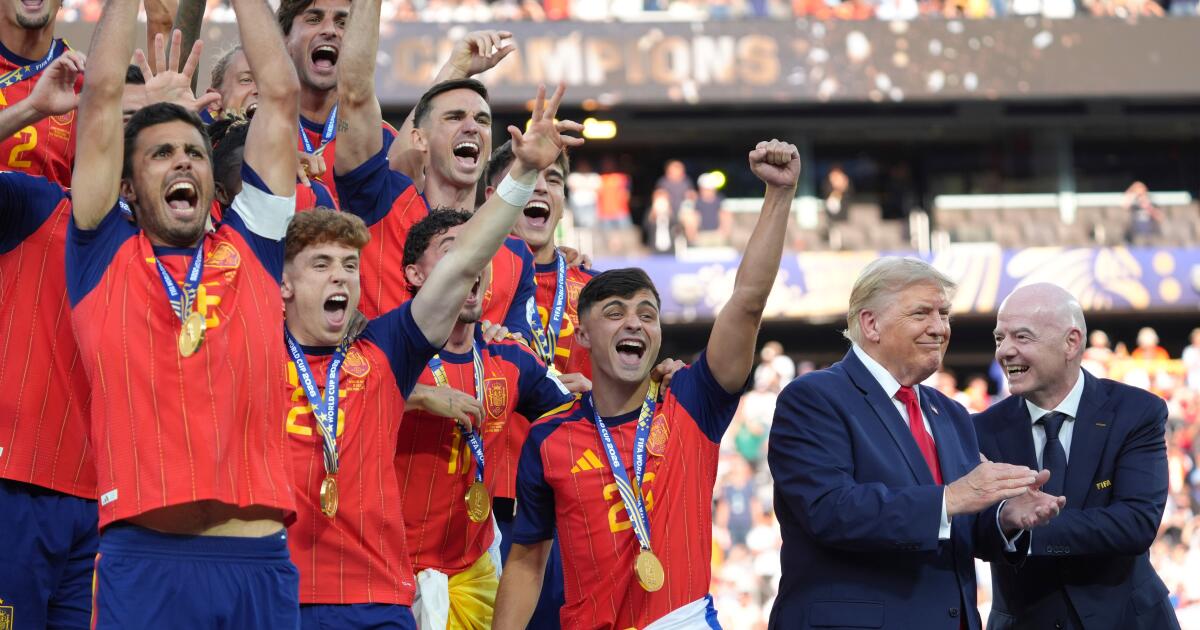 Trump a mis du temps à remettre le trophée de la Coupe du monde à l’Espagne