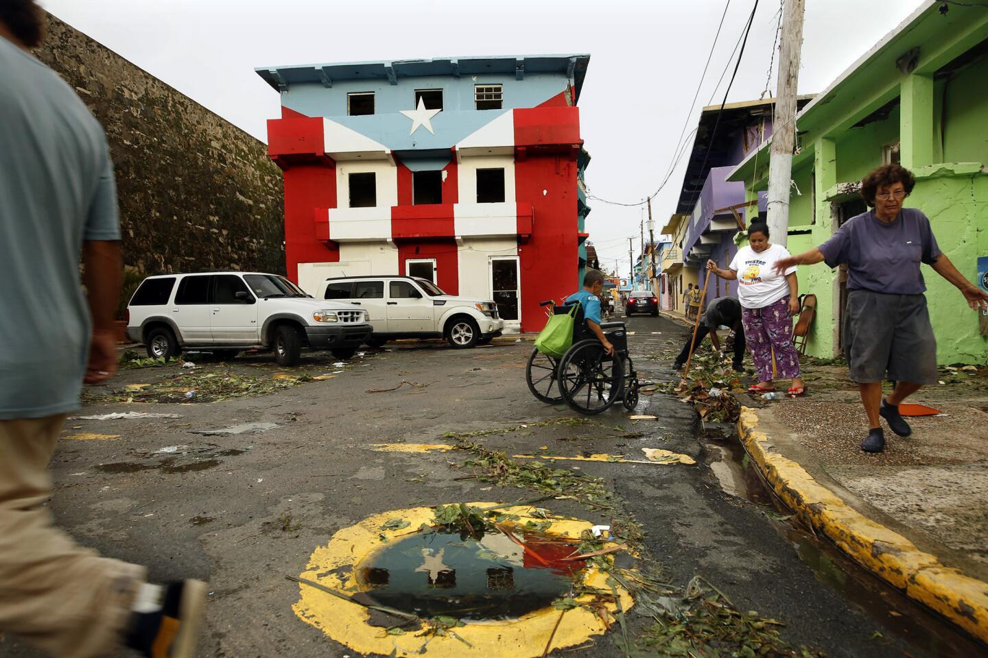 Residents of La Perla begin to clean up.