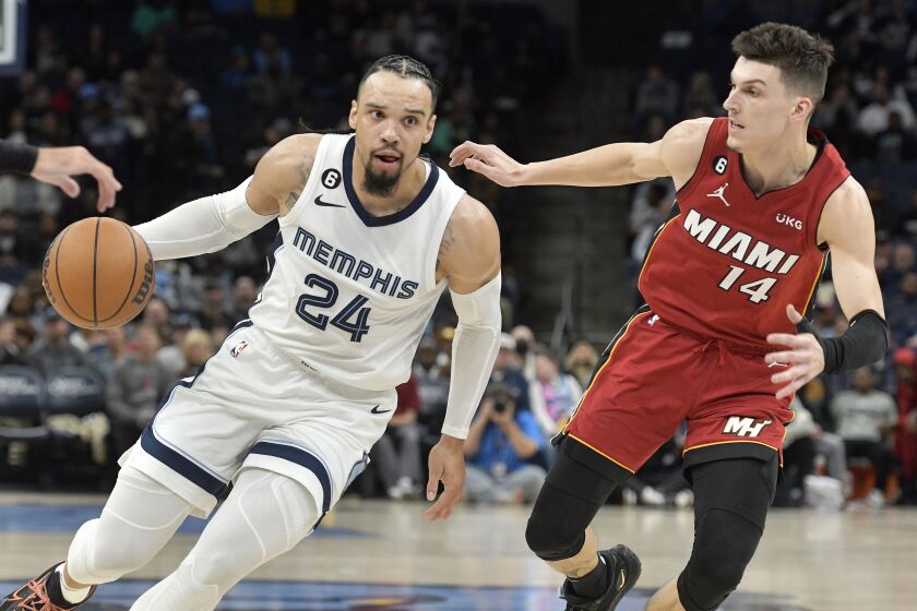 El alero de los Grizzlies de Memphis Dillon Brooks avanza hacia la canasta superando al base del Heat de Miami Tyler Herro en el encuentro del lunes 5 de diciembre del 2022. (AP Foto/Brandon Dill)