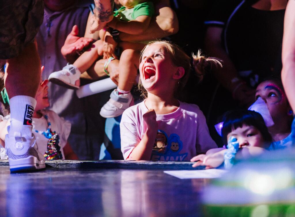 Lenny Pearce's baby rave: dancing toddlers, glow sticks and bass drops ...