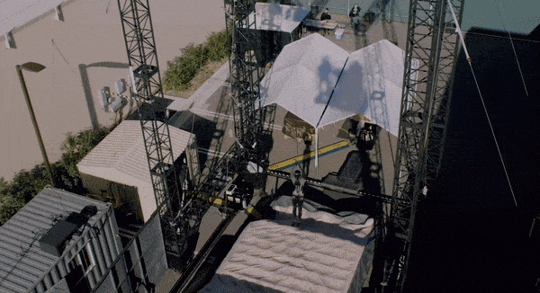 Animace dvojitého kaskadérského robota točícího se ve vzduchu