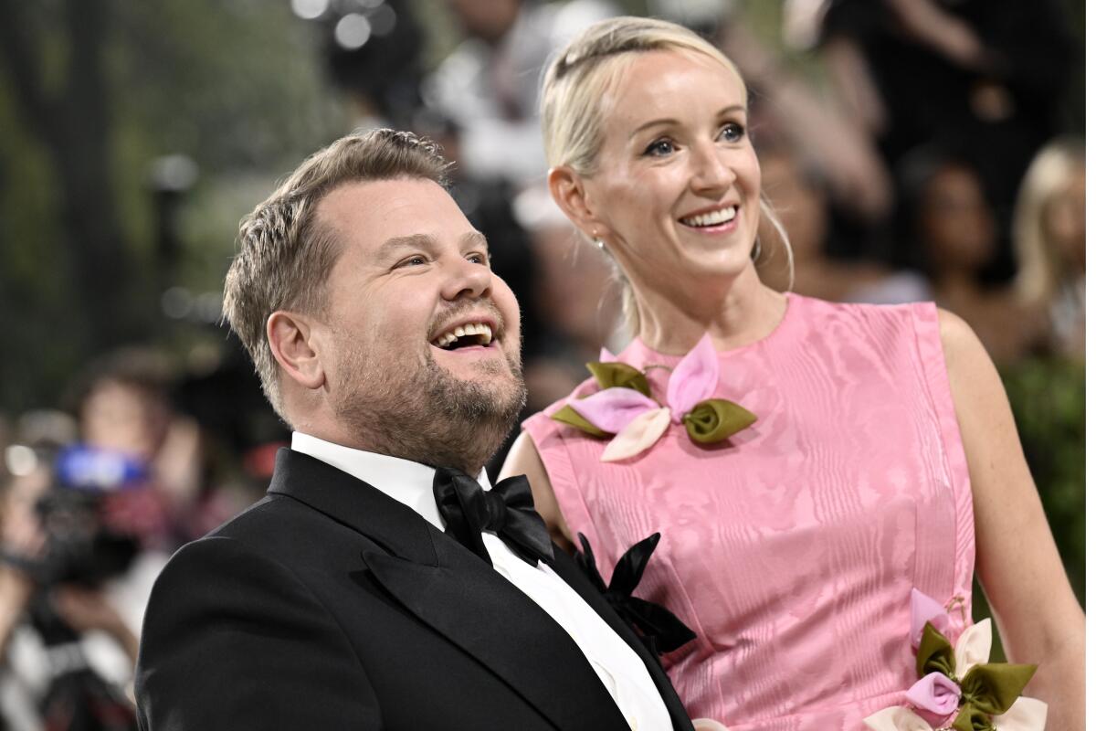 James Corden, izquierda, y Julia Carey.