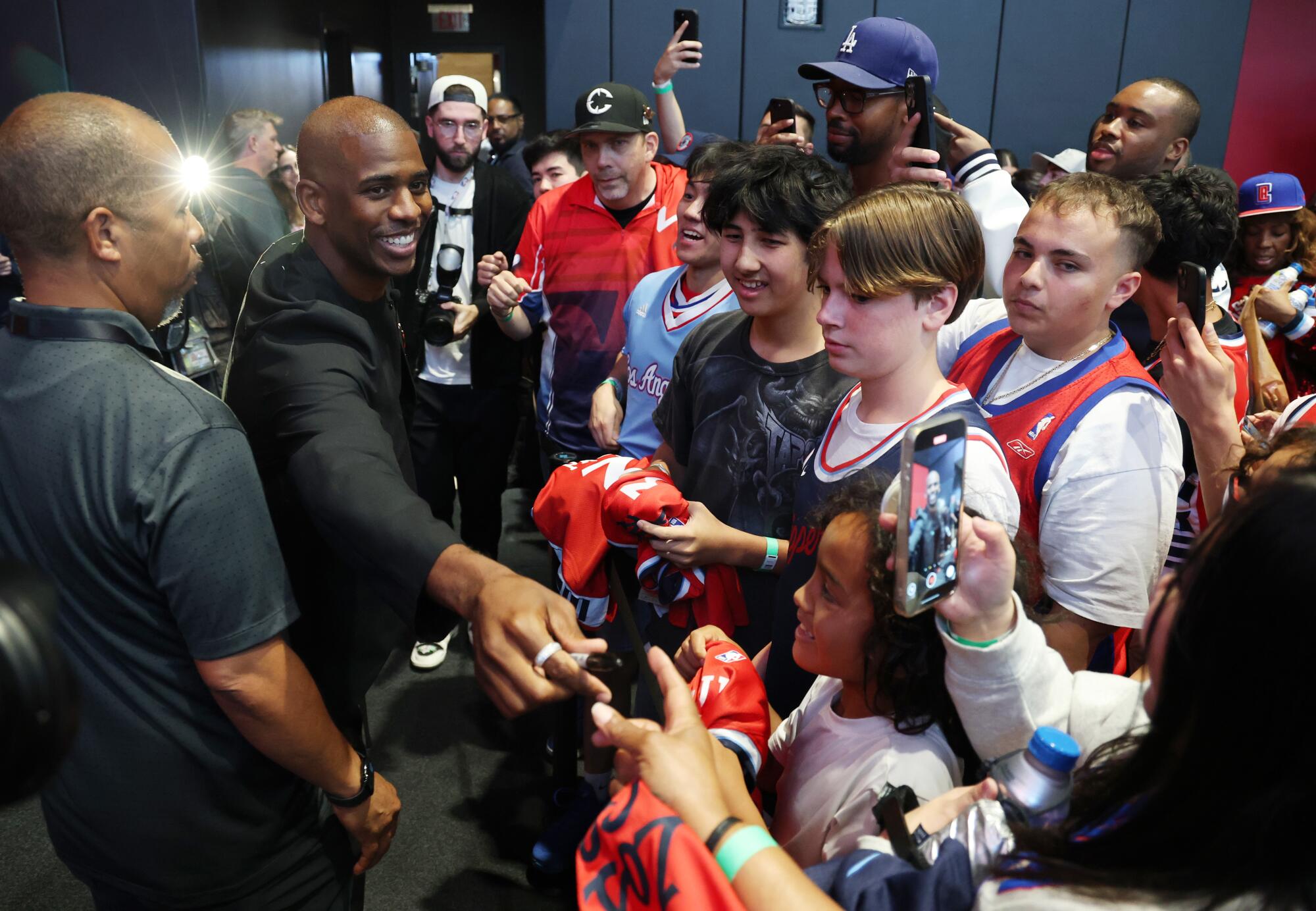 克里斯·保罗(Chris Paul)在Intuit Dome的新闻发布会上签署了粉丝和问候。