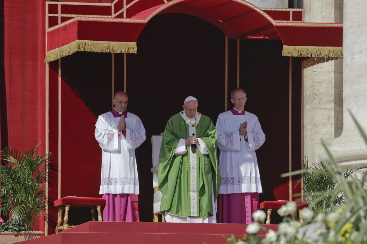 El papa Francisco oficina una misa del Jubileo para catecistas en Ciudad del Vaticano, el domingo 25 de septiembre de 2016. (AP Foto/Andrew Medichini)