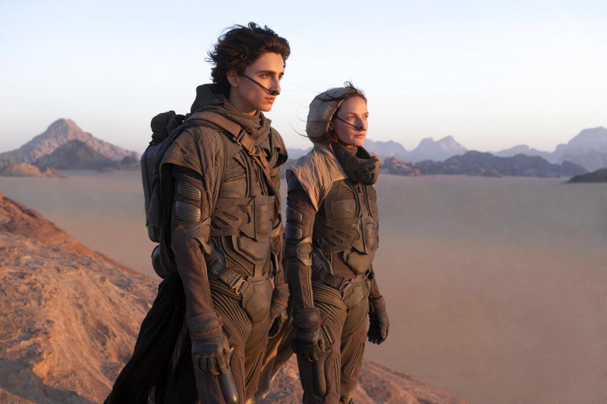 Timothee Chalamet, a la izquierda, y Rebecca Ferguson en una escena de "Dune". 