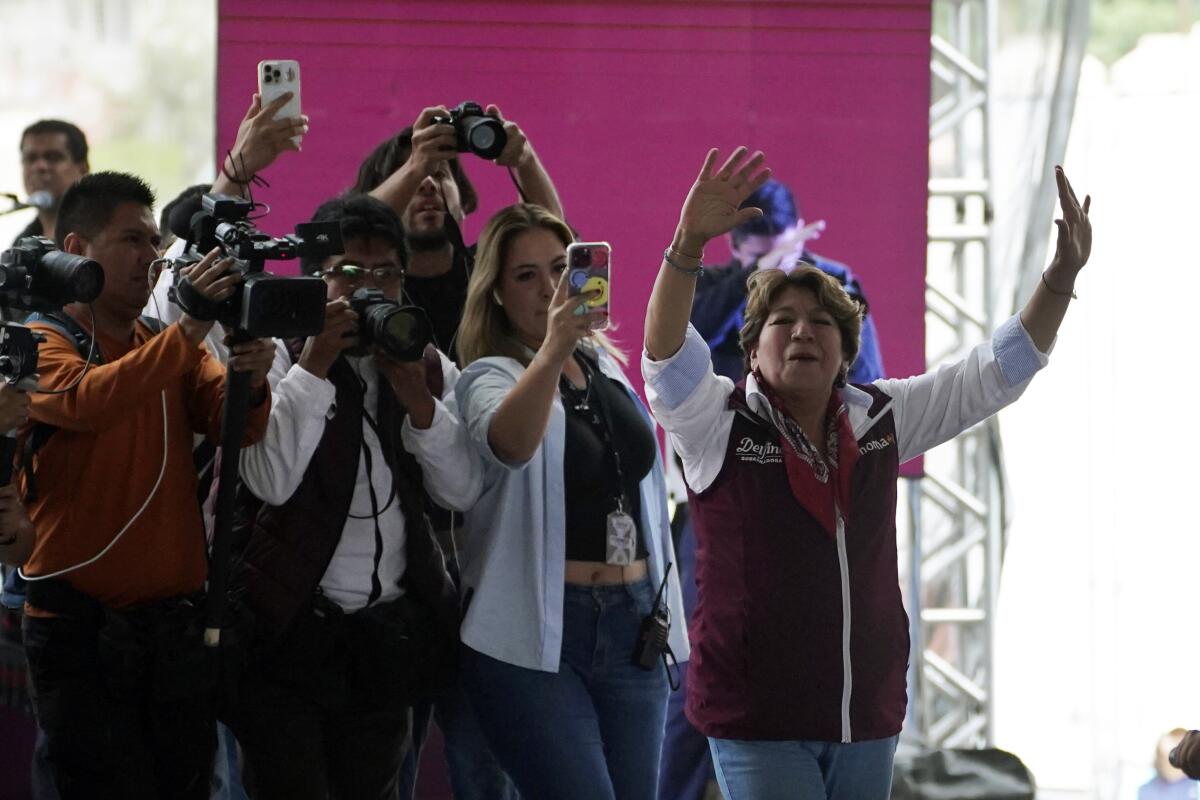 La candidata a gobernadora de Morena, Delfina Gómez, hace campaña en Valle de Chalco, México