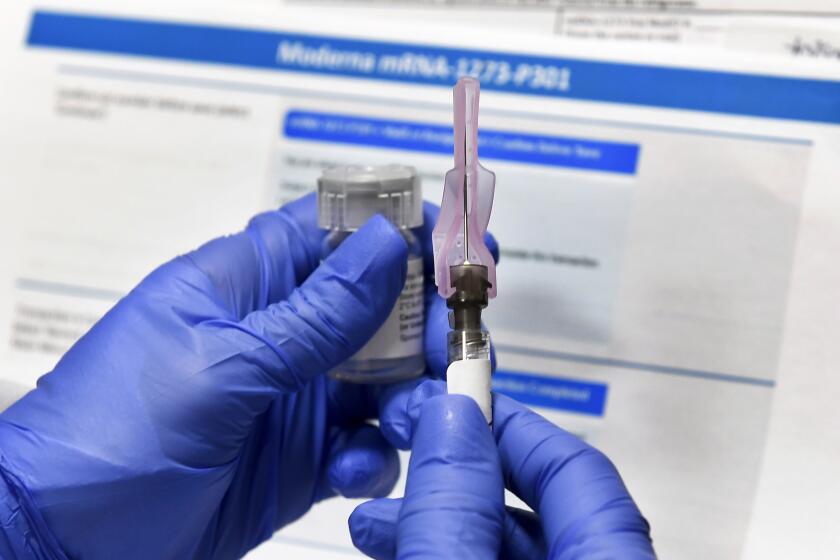 ARCHIVO - En esta fotografía del lunes 27 de julio de 2020 una enfermera prepara una vacuna como parte del estudio de una potencial vacuna contra el COVID-19, desarrollada por los Institutos Nacionales de la Salud de Estados Unidos y la farmacéutica Moderna Inc., en Binghamton, Nueva York. (AP Foto/Hans Pennink)