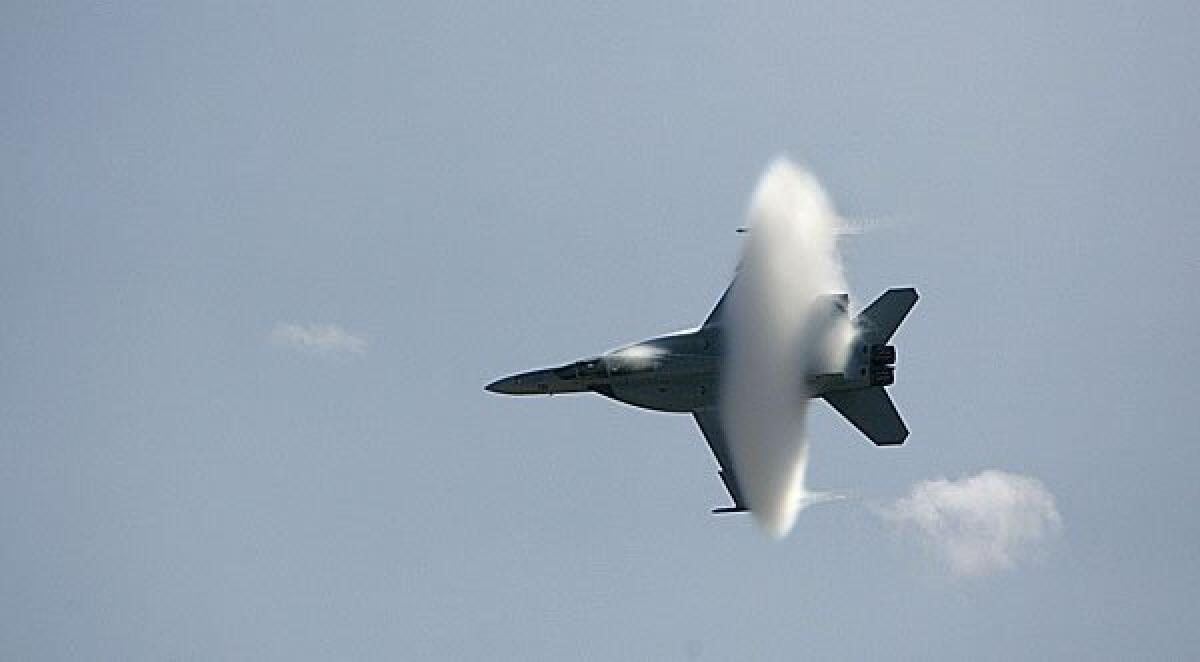 Un F/A-18 Super Hornet se acerca a romper la barrera del sonido en el espectáculo aéreo de Miramar