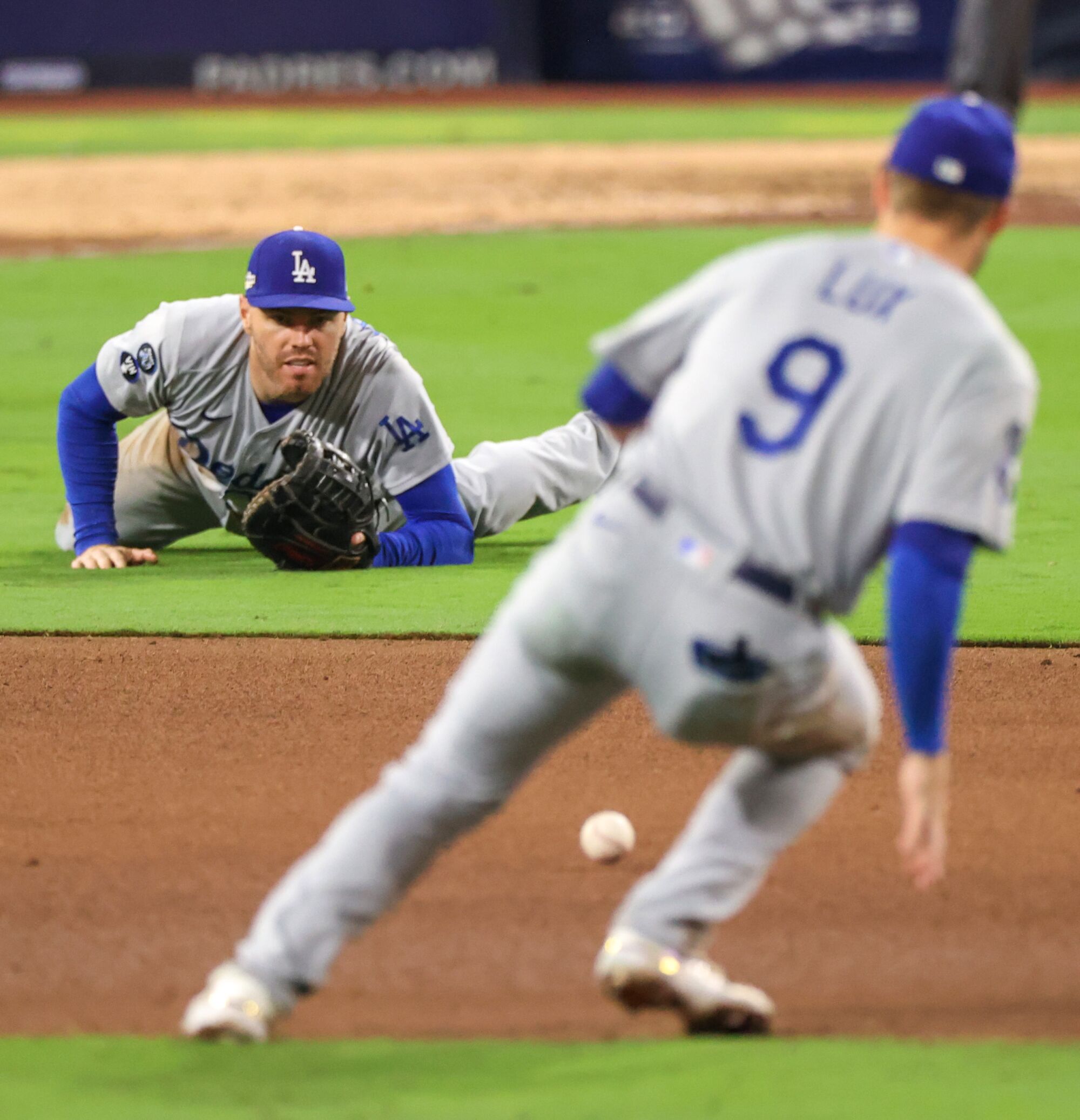 Le joueur de premier but des Dodgers Freddie Freeman rate un coup sûr du receveur des Padres Austin Nola en 7e manche. 