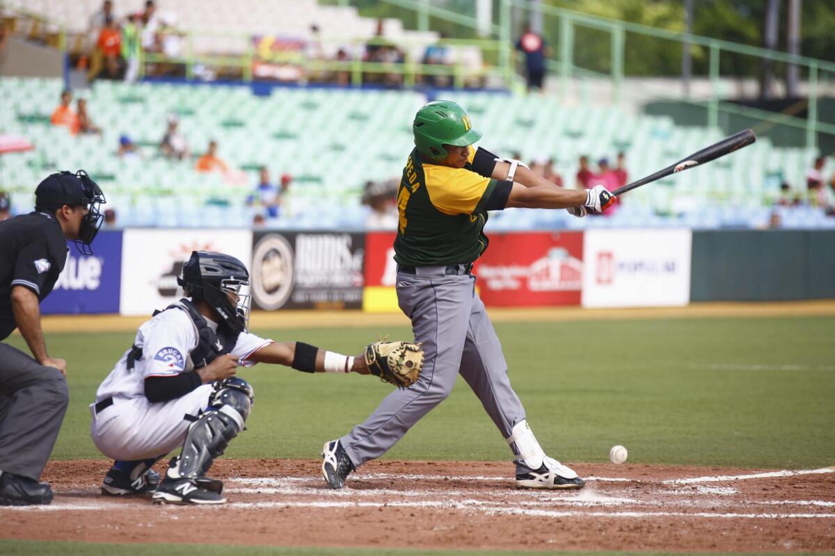 El cubano Frederich Cepeda (d) batea contra R. Dominicana hoy, martes 3 de febrero de 2015, durante un juego de la Serie del Caribe de Béisbol, en el estadio Hiram Bithorn de San Juan (Puerto Rico).