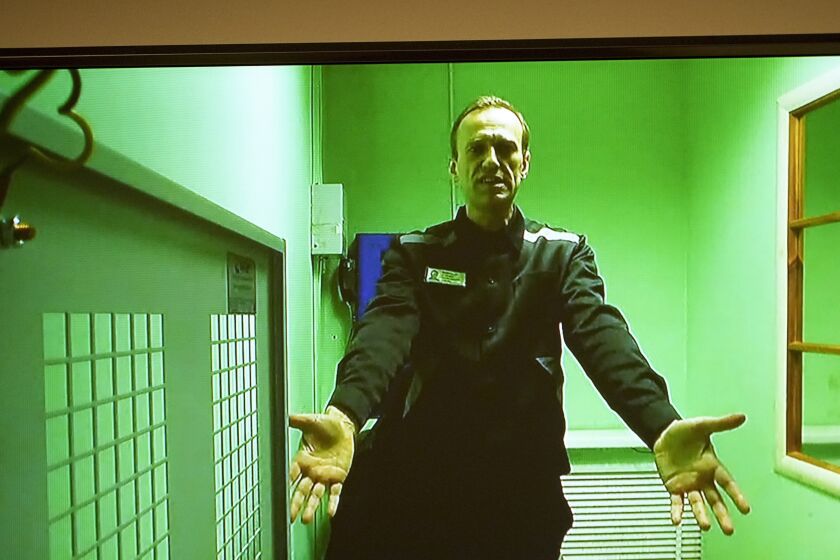 ARCHIVO - El dirigente opositor ruso Alexei Navalny aparece en una pantalla de TV, en un enlace por video provisto por el Servicio Penitenciario ruso durante una audiencia judicial en Moscú, 18 de octubre de 2022. (AP Foto/Alexander Zemlianichenko, File)