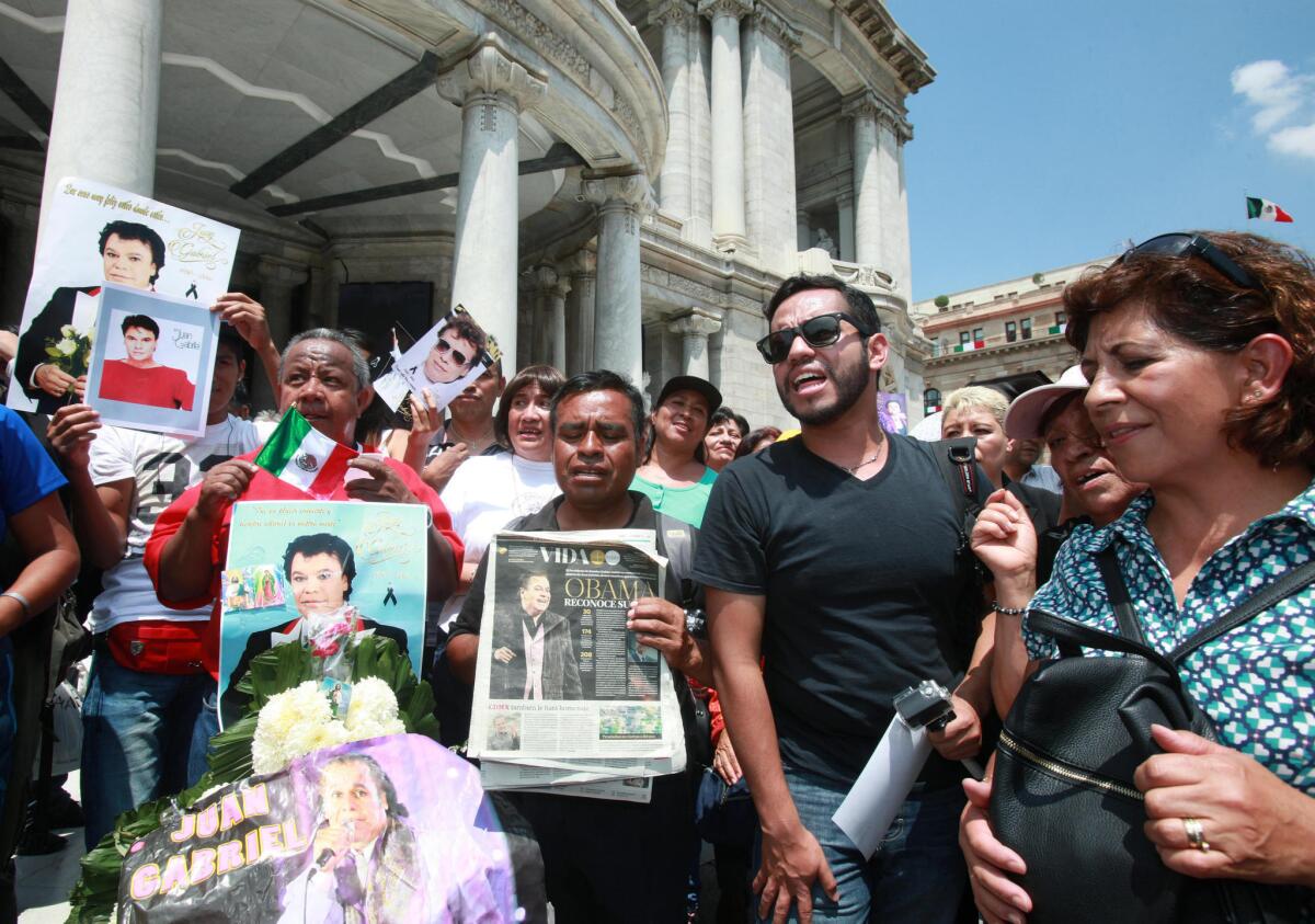 Decenas de personas esperaban la llegada de los restos del cantautor Juan Gabriel a las afueras de Palacio de Bellas Artes en Ciudad de México (México), pero nunca sucedió.