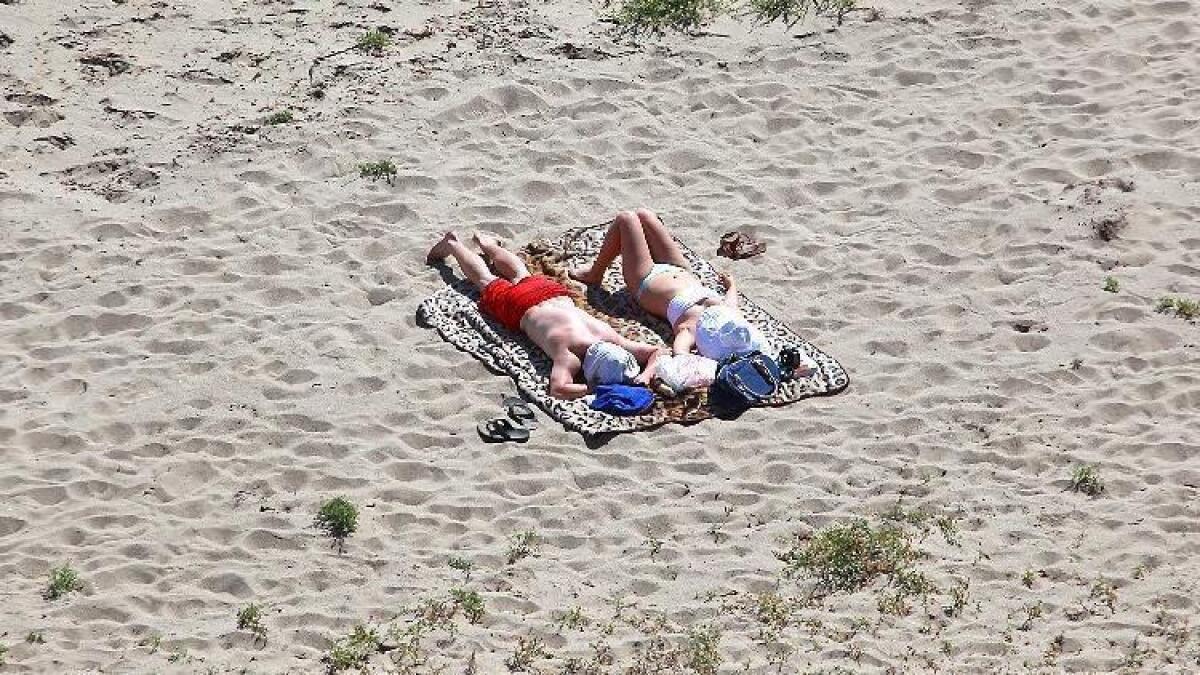 Los bañistas absorben los rayos ultravioletas en la playa estatal de La Piedra en Malibu. Un nuevo informe de la CDC dice que la incidencia de melanoma -- la forma más mortal de cáncer de piel -- se ha duplicado en los Estados Unidos en los últimos 30 años.