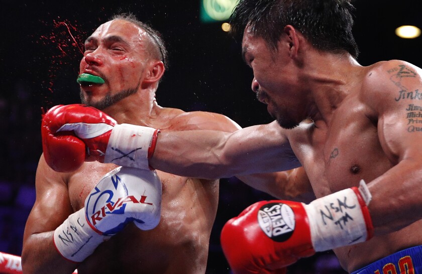 Keith Thurman recibe un cruzado de derecha de Manny Pacquiao, en la pelea que sostuvieron en julio del 2019.